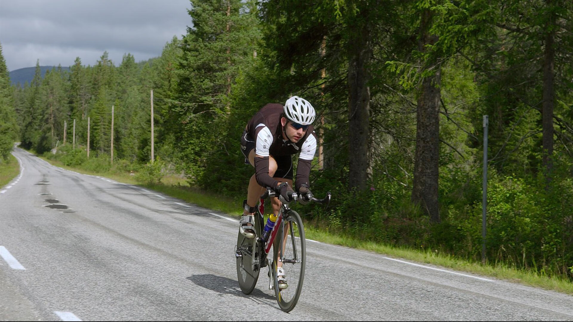 球场“坚若金刚”般的防线，让对手无计可施，球场如战场